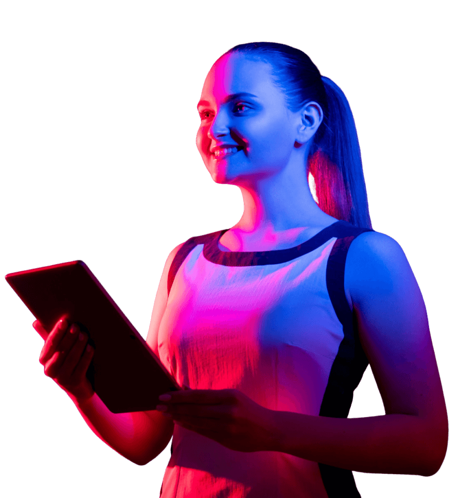 Tablet üzerinde web sitesi inceleyen bir kişi